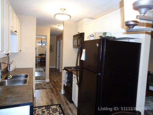8-414 41 Street, Edson, AB - Indoor Photo Showing Kitchen With Double Sink