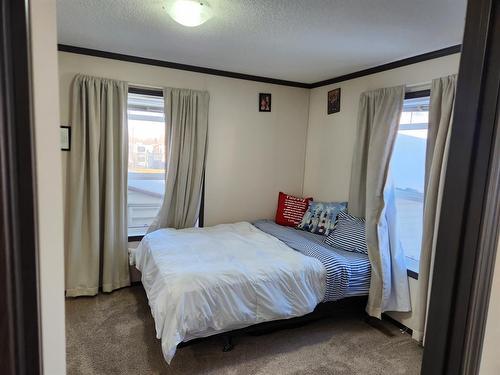 812 5A Street, Fox Creek, AB - Indoor Photo Showing Bedroom