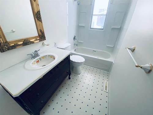 4827 Ravine Drive, Swan Hills, AB - Indoor Photo Showing Bathroom