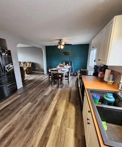 300 Hammond Drive, Fox Creek, AB - Indoor Photo Showing Kitchen