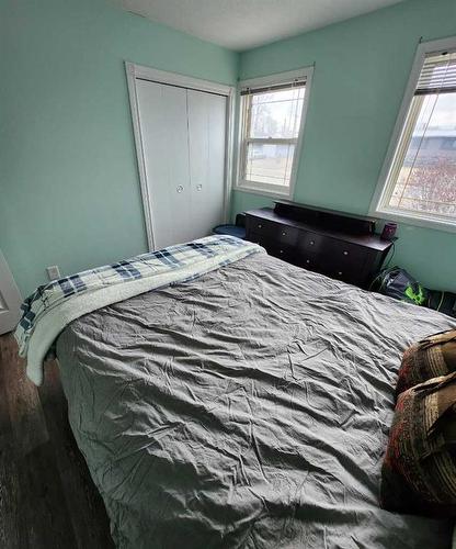 300 Hammond Drive, Fox Creek, AB - Indoor Photo Showing Bedroom