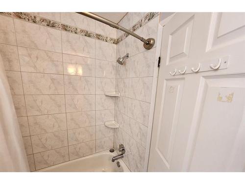 300 Hammond Drive, Fox Creek, AB - Indoor Photo Showing Bathroom