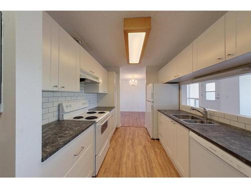 305-205 12 Avenue Sw, Slave Lake, AB - Indoor Photo Showing Kitchen With Double Sink