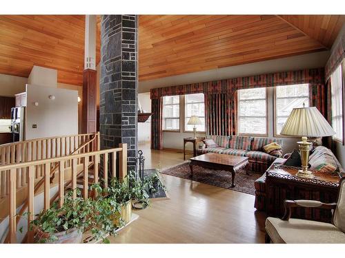 4 Cascade Court, Banff, AB - Indoor Photo Showing Living Room