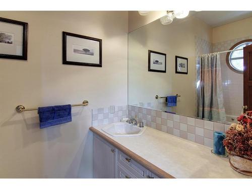 4 Cascade Court, Banff, AB - Indoor Photo Showing Bathroom