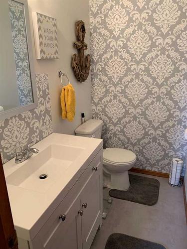407 5 Street, Fox Creek, AB - Indoor Photo Showing Bathroom