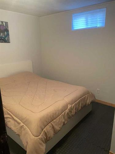 407 5 Street, Fox Creek, AB - Indoor Photo Showing Bedroom
