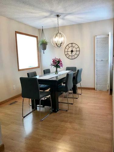 407 5 Street, Fox Creek, AB - Indoor Photo Showing Dining Room