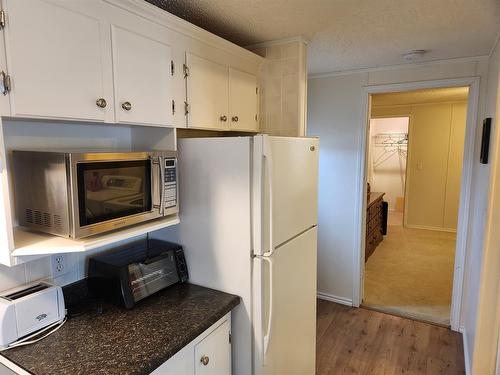 902 4 Avenue, Fox Creek, AB - Indoor Photo Showing Kitchen