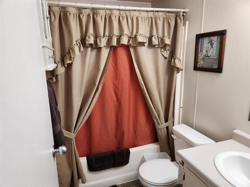 902 4 Avenue, Fox Creek, AB - Indoor Photo Showing Bathroom