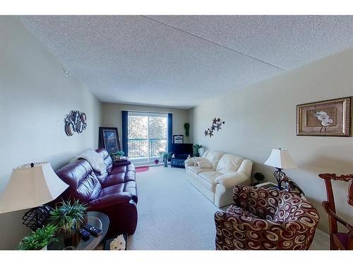 306-777 48 Street, Edson, AB - Indoor Photo Showing Living Room