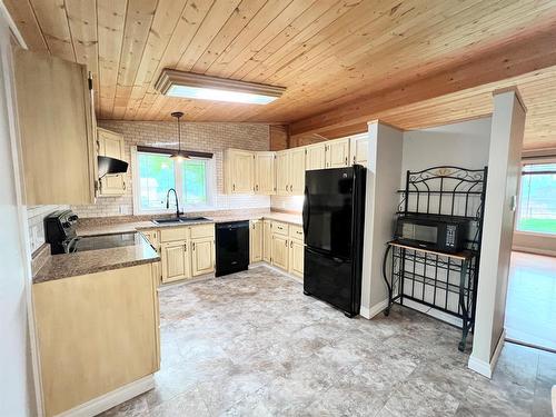 194073 Township Road 643, Rural Athabasca County, AB - Indoor Photo Showing Kitchen