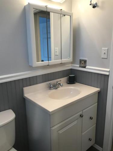 704 3 Avenue, Fox Creek, AB - Indoor Photo Showing Bathroom