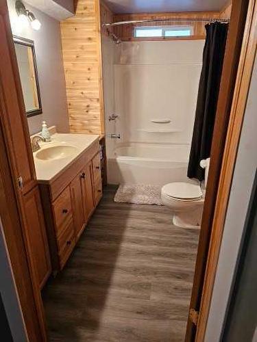 1805 63 Street, Edson, AB - Indoor Photo Showing Bathroom