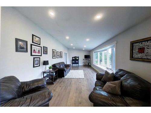 4920 47 Avenue, Evansburg, AB - Indoor Photo Showing Living Room