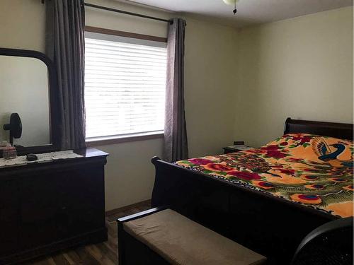604 10 Street, Fox Creek, AB - Indoor Photo Showing Bedroom