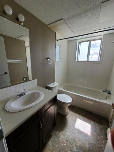 611 3 Ave, Fox Creek, AB - Indoor Photo Showing Bathroom