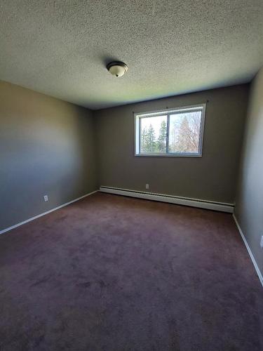 611 3 Ave, Fox Creek, AB - Indoor Photo Showing Other Room
