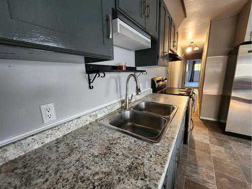 5621 51 Street, Niton Junction, AB - Indoor Photo Showing Kitchen With Double Sink