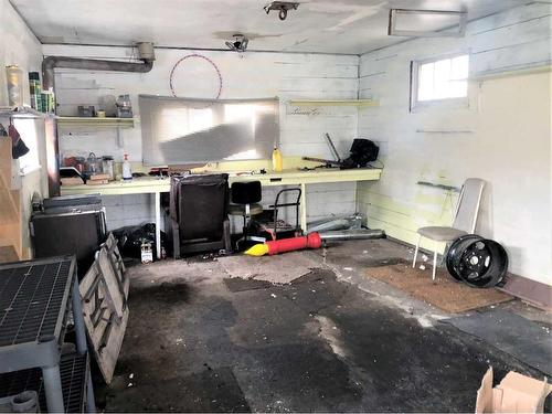 190 Sunwapta Drive, Hinton, AB - Indoor Photo Showing Garage