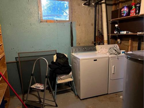 600 6 Avenue, Fox Creek, AB - Indoor Photo Showing Laundry Room