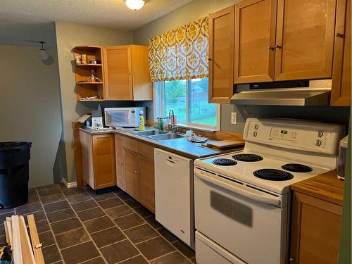 600 6 Avenue, Fox Creek, AB - Indoor Photo Showing Kitchen With Double Sink