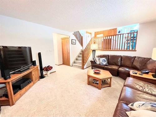 4506 Hees Drive, Athabasca, AB - Indoor Photo Showing Living Room
