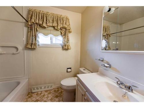102 Willow Drive, Hinton, AB - Indoor Photo Showing Bathroom
