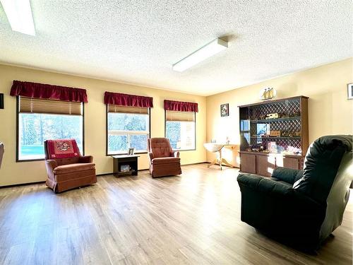 2-590063 Range Road 113A, Rural Woodlands County, AB - Indoor Photo Showing Living Room