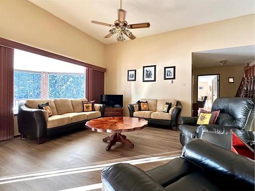 2-590063 Range Road 113A, Rural Woodlands County, AB - Indoor Photo Showing Living Room