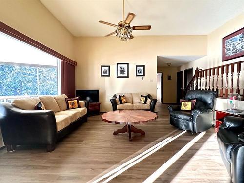 2-590063 Range Road 113A, Rural Woodlands County, AB - Indoor Photo Showing Living Room