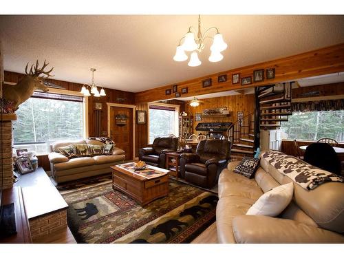 51005 Highway 40 N, Rural Yellowhead County, AB - Indoor Photo Showing Living Room