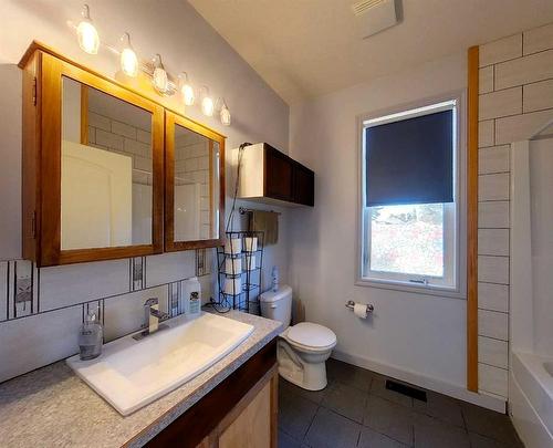 443 68 Street, Edson, AB - Indoor Photo Showing Bathroom