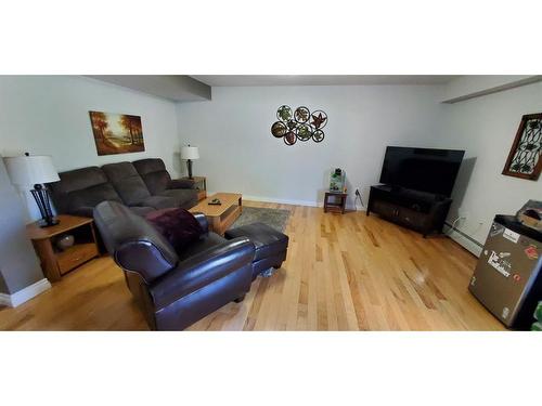 101-5037 7 Ave, Edson, AB - Indoor Photo Showing Living Room