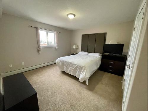 401-5037 7 Avenue, Edson, AB - Indoor Photo Showing Bedroom