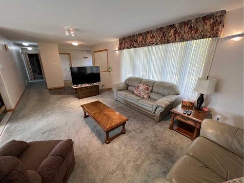 50423A Highway 16, Rural Yellowhead County, AB - Indoor Photo Showing Living Room