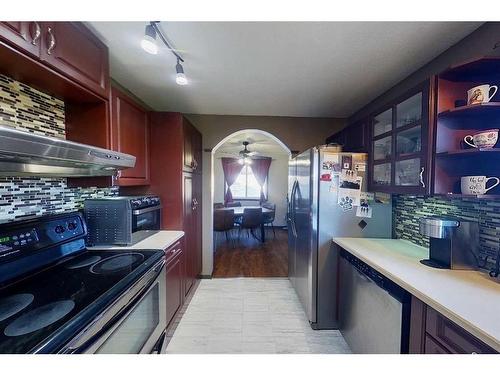 712 3 Avenue, Fox Creek, AB - Indoor Photo Showing Kitchen