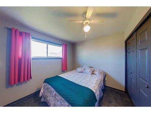 712 3 Avenue, Fox Creek, AB - Indoor Photo Showing Bedroom