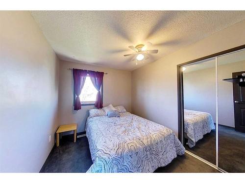712 3 Avenue, Fox Creek, AB - Indoor Photo Showing Bedroom