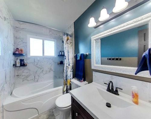 712 3 Avenue, Fox Creek, AB - Indoor Photo Showing Bathroom