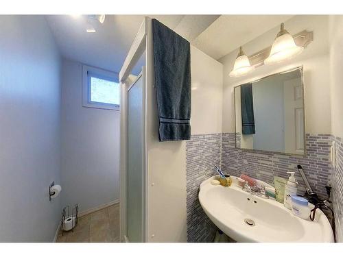 712 3 Avenue, Fox Creek, AB - Indoor Photo Showing Bathroom