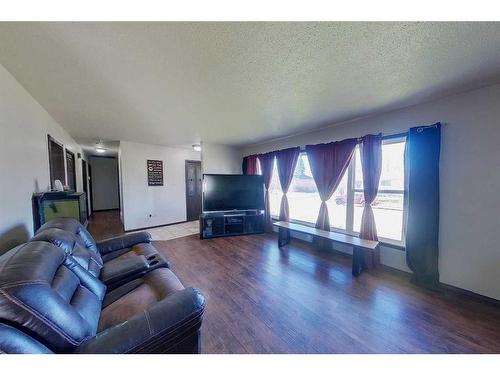 712 3 Avenue, Fox Creek, AB - Indoor Photo Showing Living Room