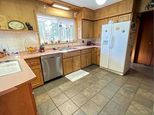 203 Maurer Drive, Hinton, AB - Indoor Photo Showing Kitchen