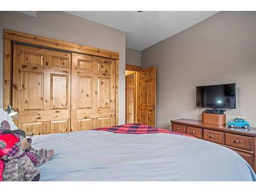 511-80 Dyrgas Gate, Canmore, AB - Indoor Photo Showing Bedroom