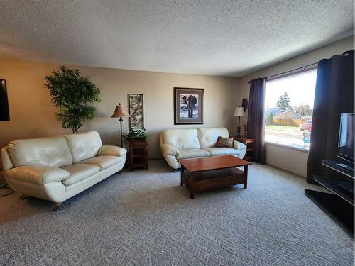 511 Hammond Drive South, Fox Creek, AB - Indoor Photo Showing Living Room