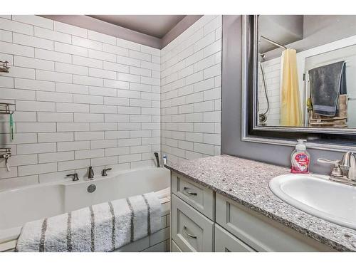6706 40A Avenue, Stettler, AB - Indoor Photo Showing Bathroom