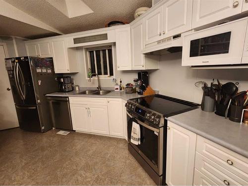 903 5 Avenue, Fox Creek, AB - Indoor Photo Showing Kitchen With Double Sink