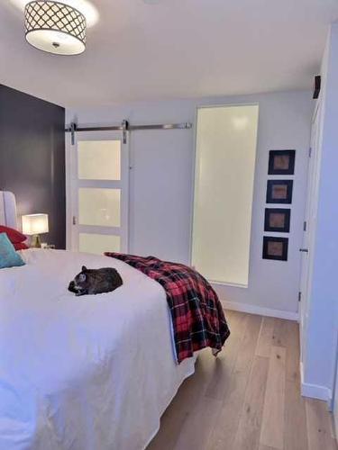 724A Patricia Street, Jasper, AB - Indoor Photo Showing Bedroom