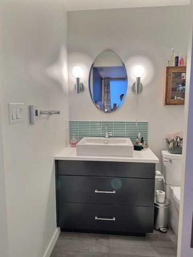 724A Patricia Street, Jasper, AB - Indoor Photo Showing Bathroom