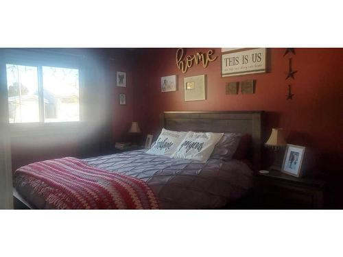 513 4 Street, Fox Creek, AB - Indoor Photo Showing Bedroom
